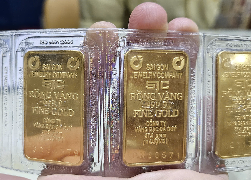 SJC金片价格回落。