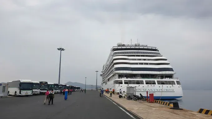 “七海探索者号” 邮轮载送700名国际游客抵达庆和省。