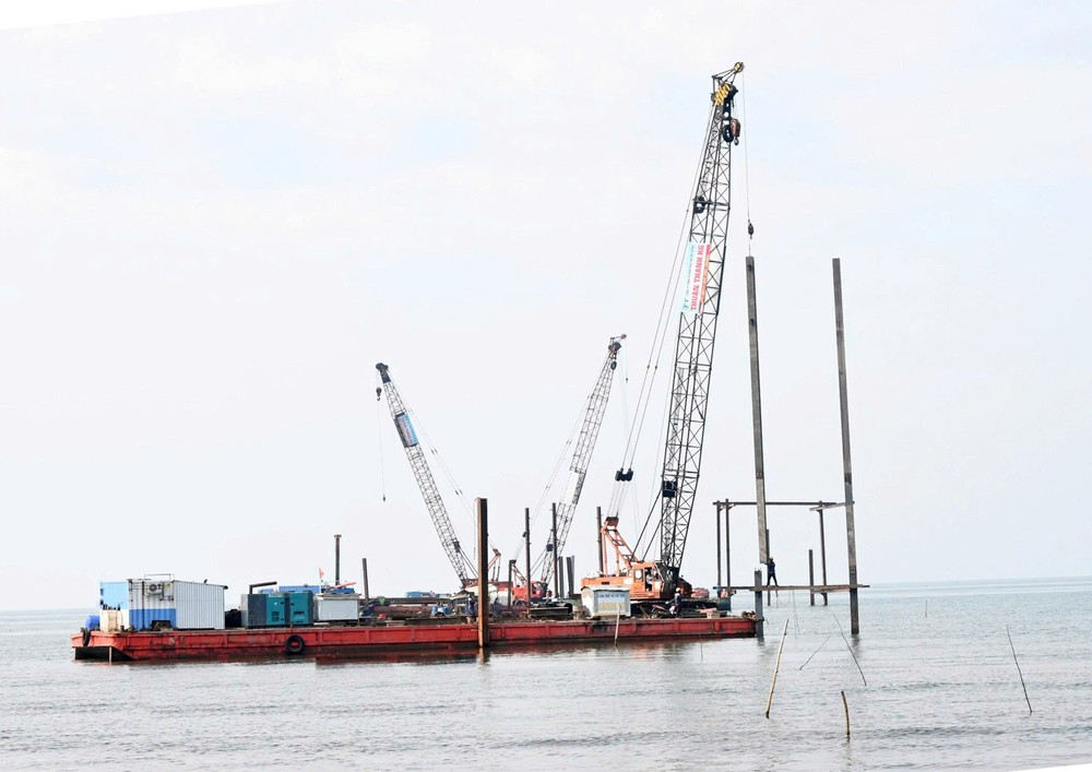 电力工人拉线抢修110千伏河仙—富国海底电缆故障。 