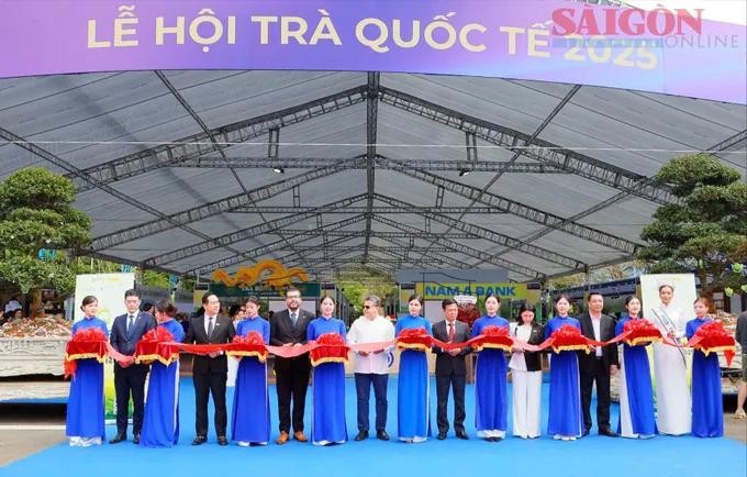 组委会剪彩开放茶展览会。