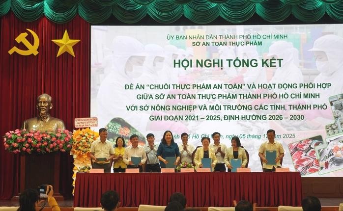 胡志明市食品安全厅与南部6个省市签署2026-2030年阶段安全农产品、食品管理与消费合作计划。
