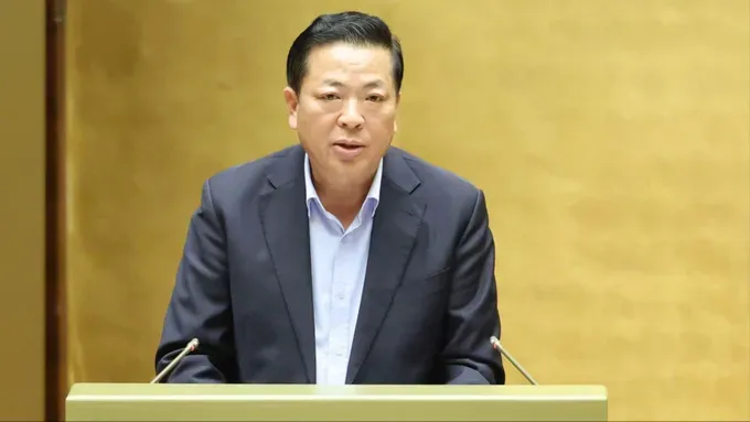 图: 建设部长陈鸿明在国会表决前作报告。