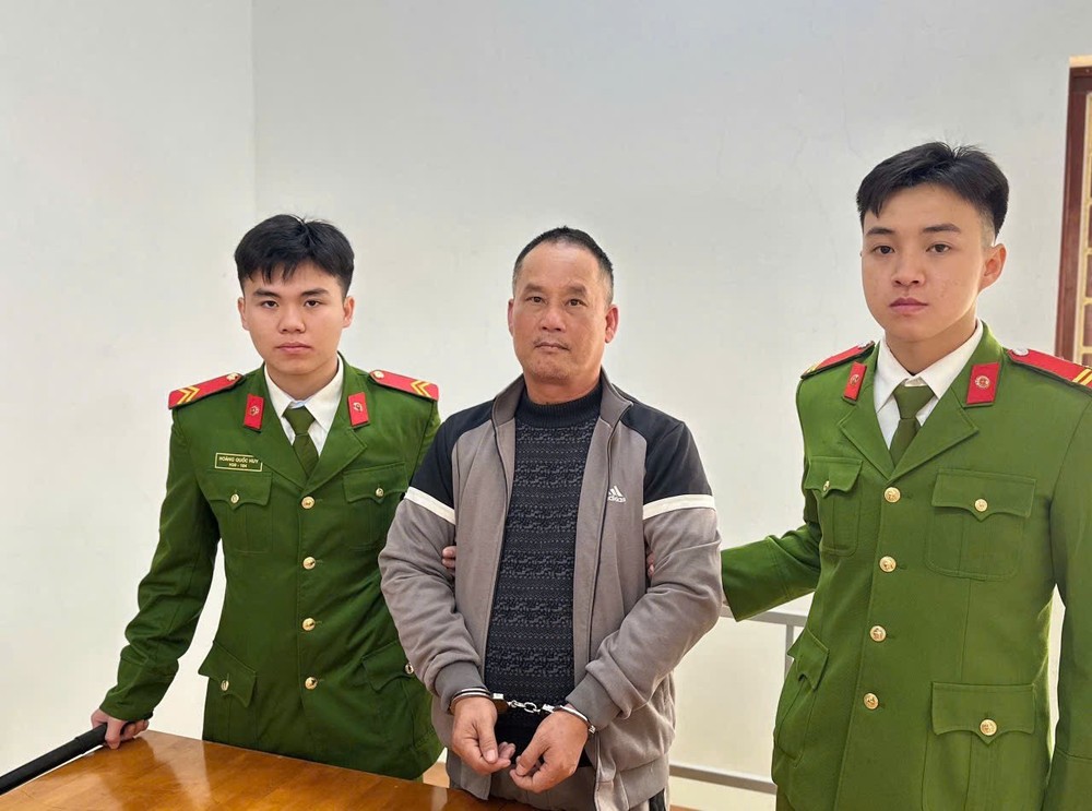 嫌犯段文创（灰色衣）在公安机关。