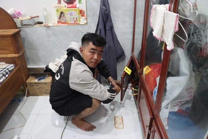 陈国辉重演潜入岳父母家盗窃2亿元的行为。