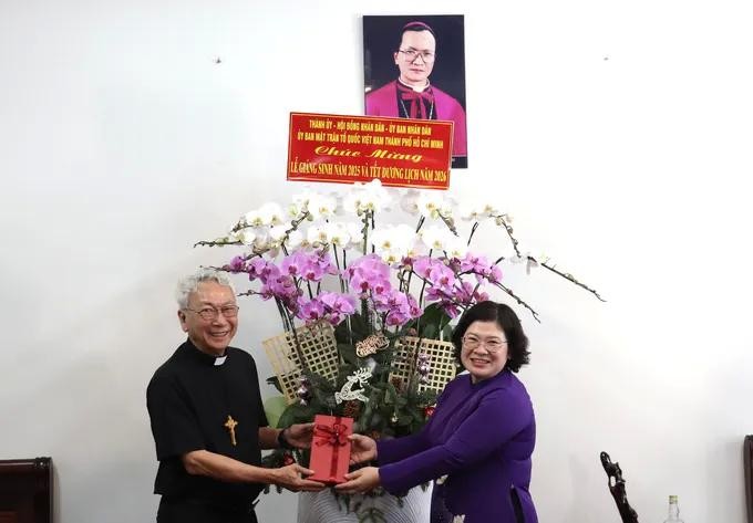 文氏碧雪同志向主教、神父及天主教信徒致以健康问候，祝贺圣诞平安、新年幸福。