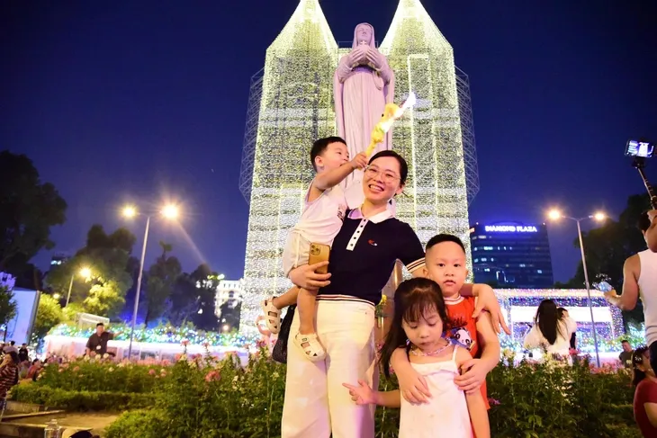 12月18日南部天气白天晴朗，晚上少雨，利于休闲娱乐。