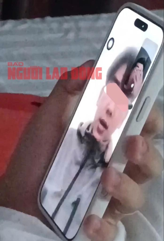  图：小H.打电话告知母亲自己遭绑架。视频截图