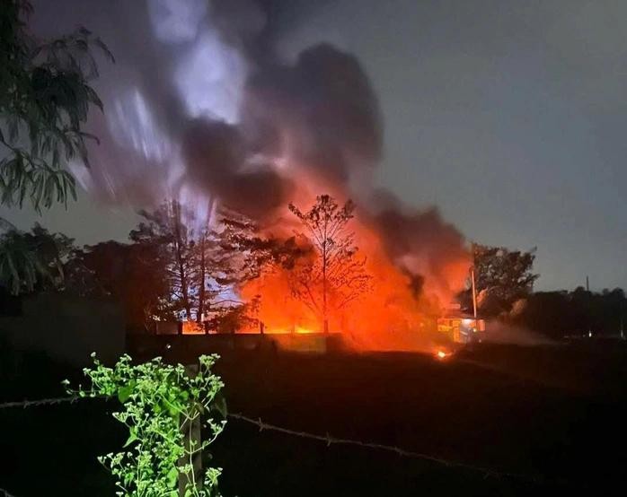 火势猛烈燃烧。