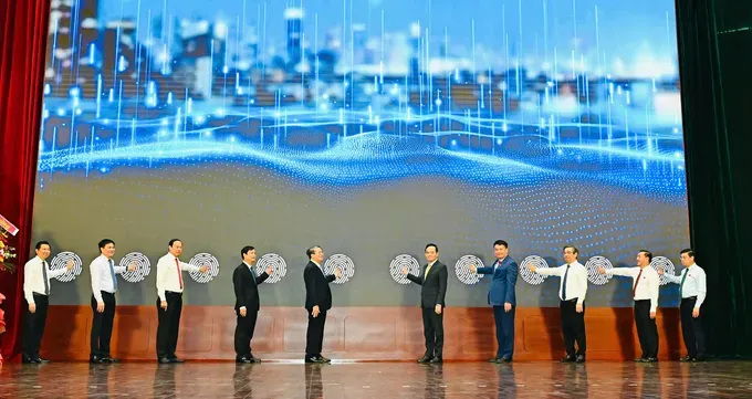 各位代表共同按钮公布“胡志明市数字人民议会”应用平台正式亮相。