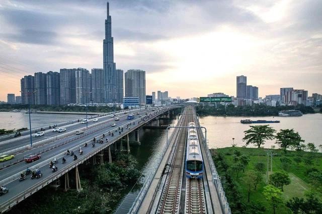 根据胡志明市2021-2030年期间的规划，到2050年，胡志明市将建设12条地铁线，全长600多公里。