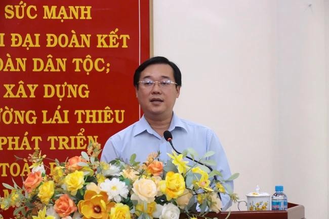 党中央委员、胡志明市市委常务副书记黎国峰发表责成任务讲话。