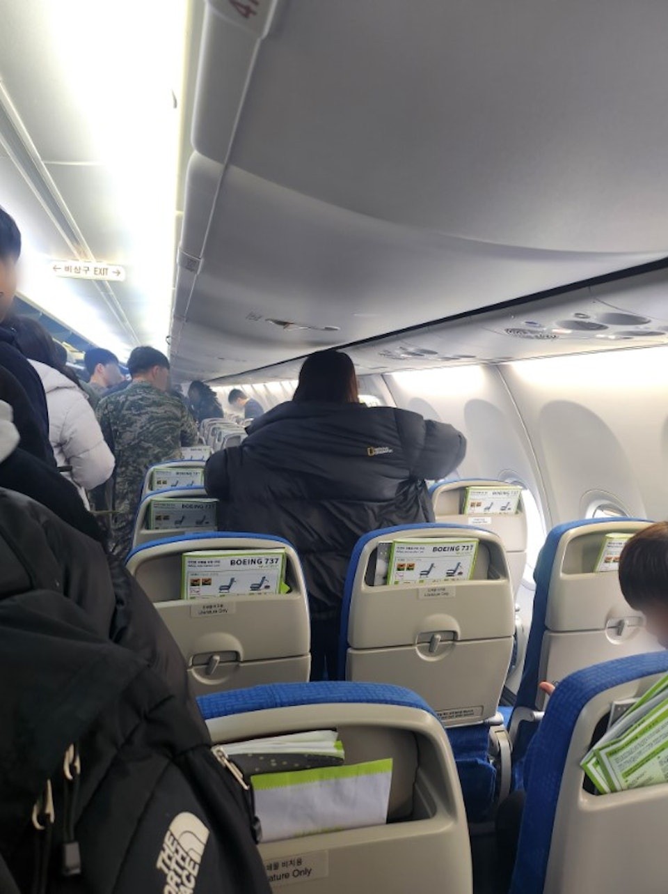 韩国一客机起飞前冒烟 122人紧急疏散