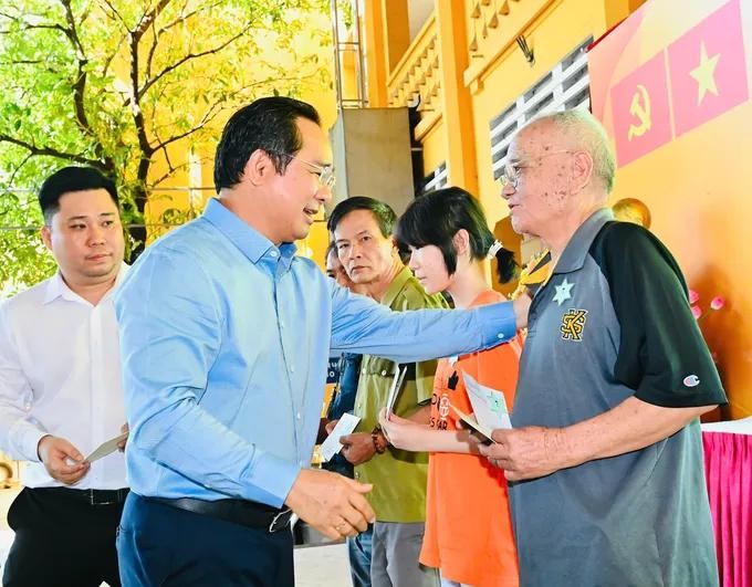 值准备迎接民族传统新年来临，胡志明市人委会主席向滨城坊贫困家庭赠送礼物。