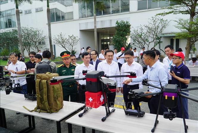 代表们参观无人机展示区。