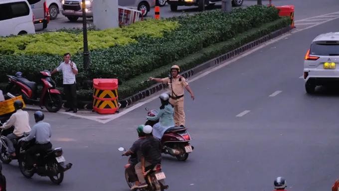 交警力量在街道上疏导交通。