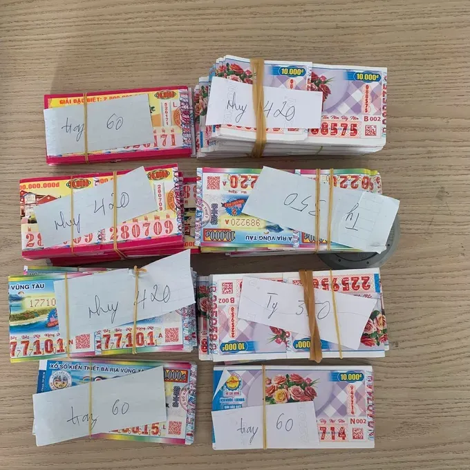 同奈省一名民众向失主归还2140张彩票。