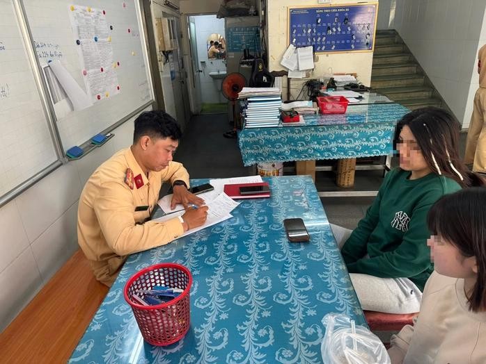 N.L.M.A（身穿蓝衣）在公安机关。