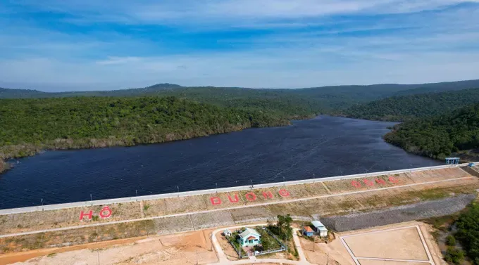 富国特区人委会呼吁企业、民户在生产经营和生活中节约用水，以减轻阳东水库压力。