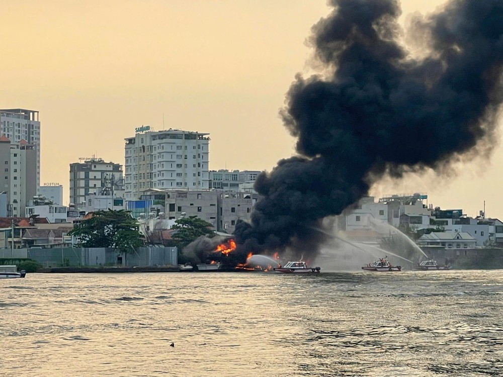 西贡河上的游船火灾现场。