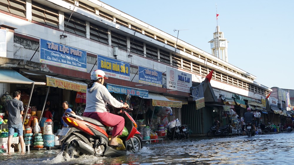西贡河潮汛达1.74米，超过三级警戒线，导致多处出现局部水淹现象。