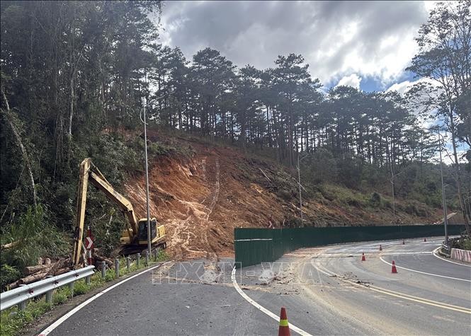 帕帘岭一处出现山体滑坡已获职能机关进行交通分流处理。