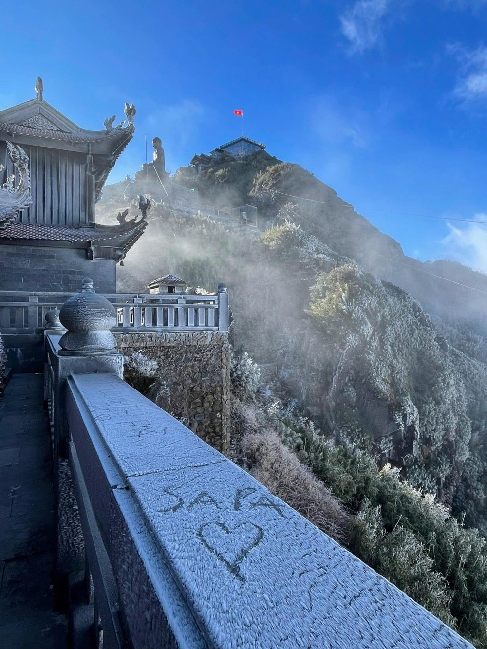 1月10日上午，冰霜覆盖番西邦峰顶。