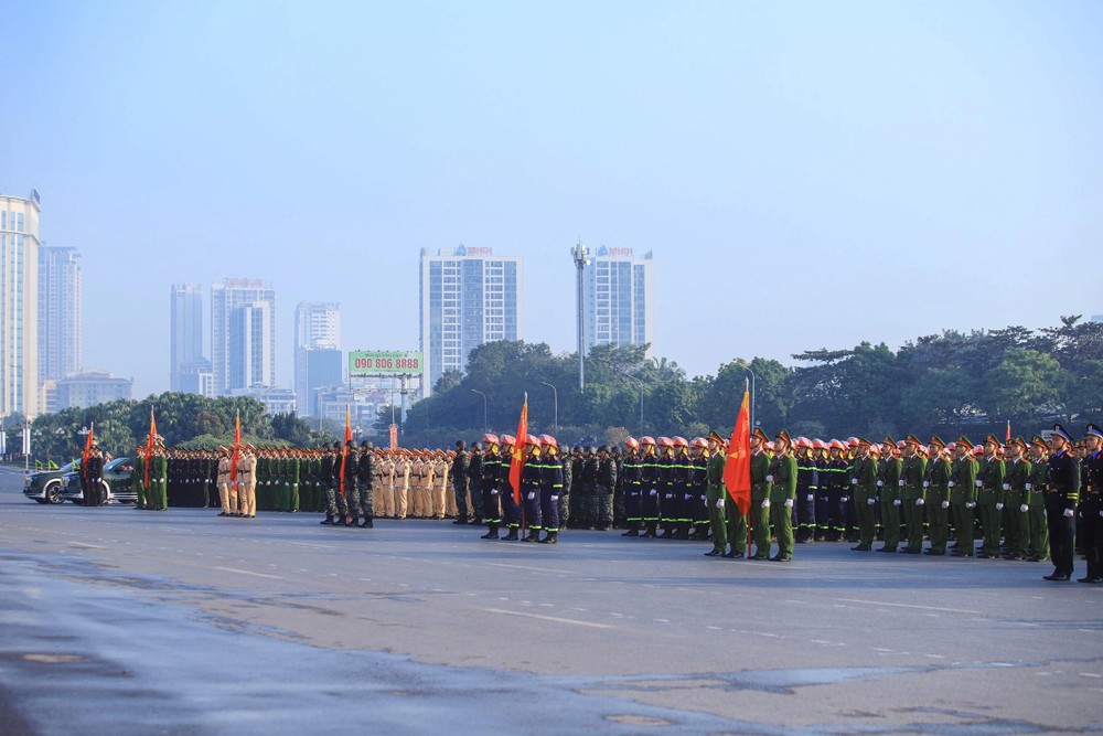 出征仪式包括两部分：公安部特种装备队伍及国防部防空—空军军种371号空军师916号空军团所属直升机编队检阅、游行和秩序安全保障方案训练结果报告。