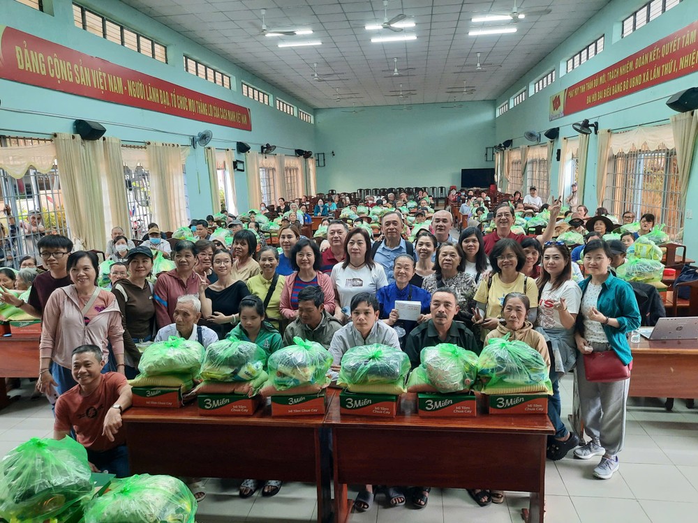 慈善团向同奈省新富乡盲人会员发放礼物时合照。