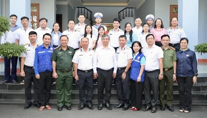 在海军第四区司令部，胡志明市领导已前往探望、举行工作会议并向驻守长沙群岛的干部战士和民众赠送礼物。