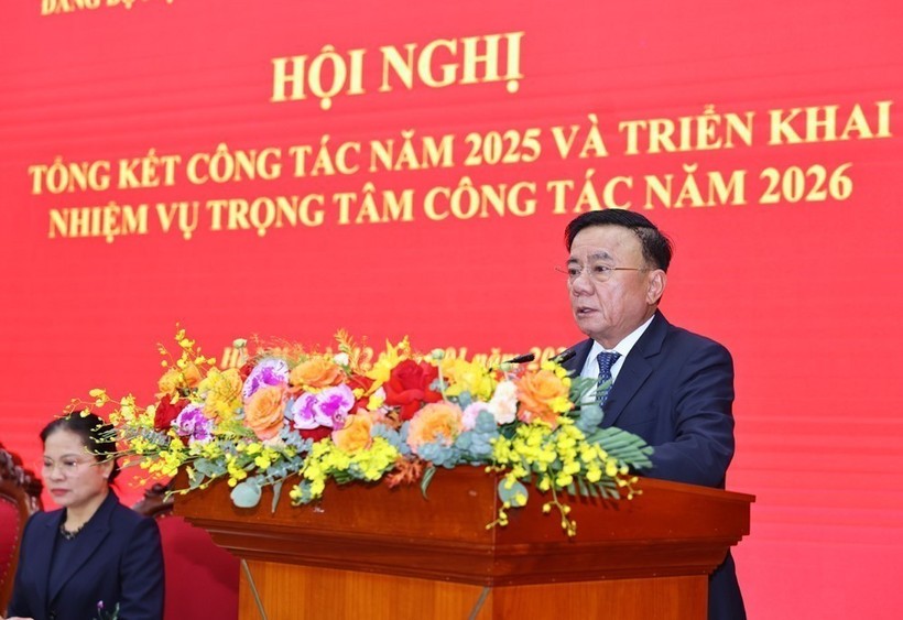 党中央政治局委员、党中央书记处常务书记陈锦秀发表讲话。