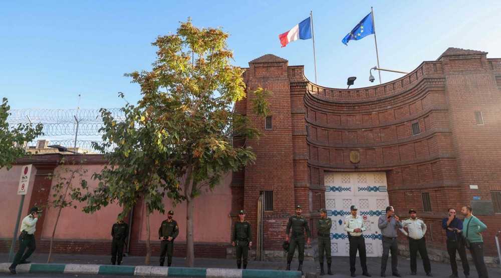 美国国务院要求美国公民立即离开伊朗。