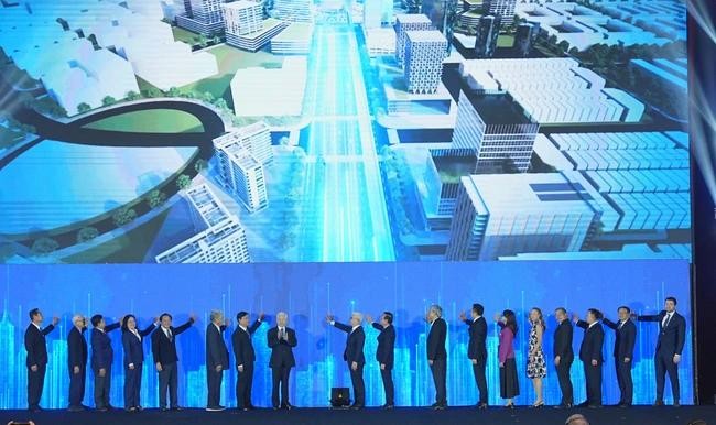 国家原主席阮明哲与本市领导、原领导共同落实"胡志明市北面科技都市"公布按钮仪式。