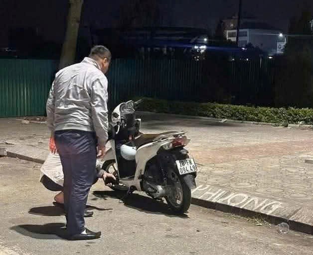 嫌犯将摩托车弃在路边后逃逸。