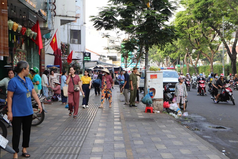 胡志明市中心人行道、车道焕然一新。