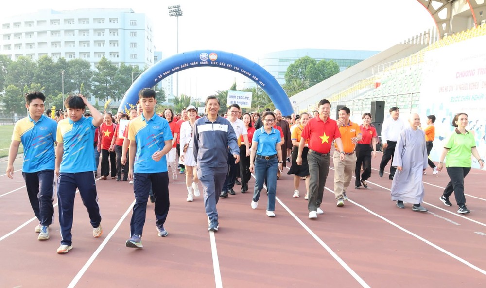 1月18日上午，胡志明市平盛坊越南祖国阵线委员会举行“情义步伐与连接爱心”的公益步行活动。