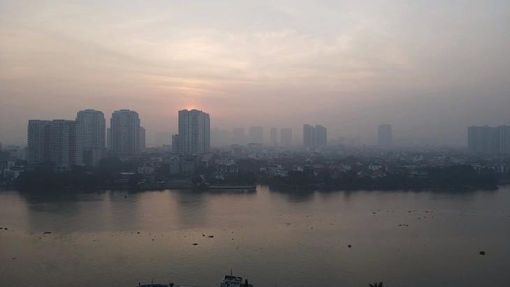 南部天气白天晴朗，天空有雾。