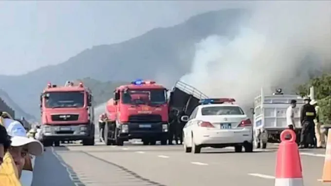 图: 肇事卡车自燃现场。