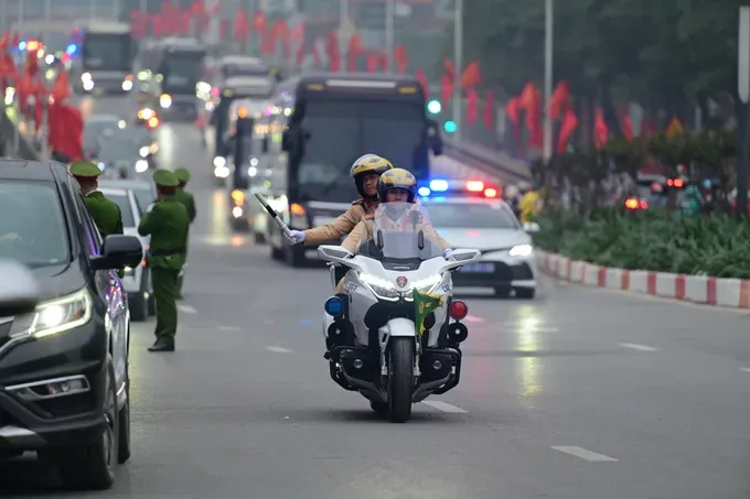 交警力量参与引导代表车队出席党“十四大”。