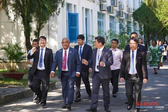 瓦努阿图共和国总理乔撒姆·纳帕特前往探望并与芽庄大学举行工作会议。