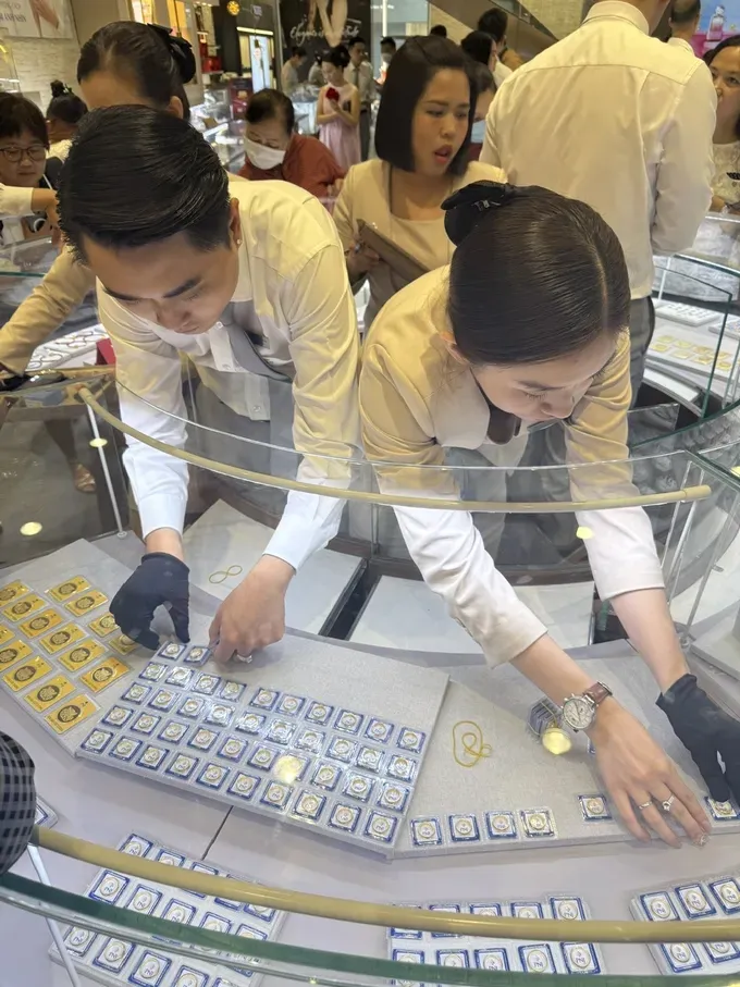 国内金价每两上涨 210 万至 220 万元