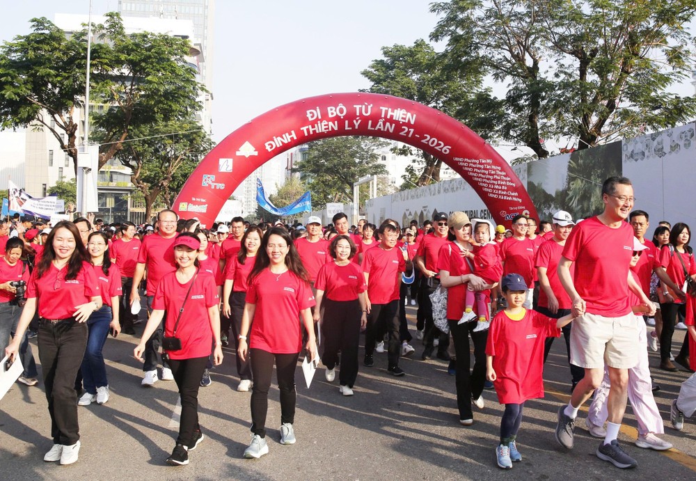 老、中、青人士参加“丁善理慈善徒步活动“。