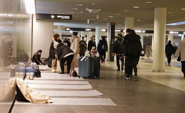 为返乡困难者开放札幌站前的“地下步行空间”。共同社