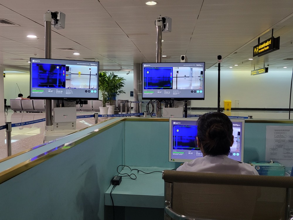 胡志明市检疫力量经常监察来自疫区的入境旅客。