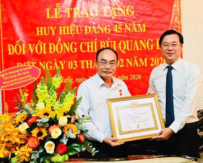 胡志明市市委常务副书记黎国峰向裴光边上将颁授45年党龄纪念章《决定》。