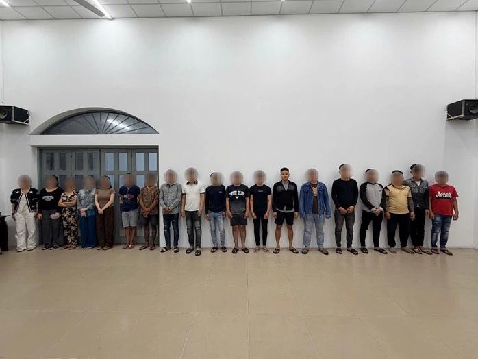 胡志明市公安传唤互殴事件涉事者。