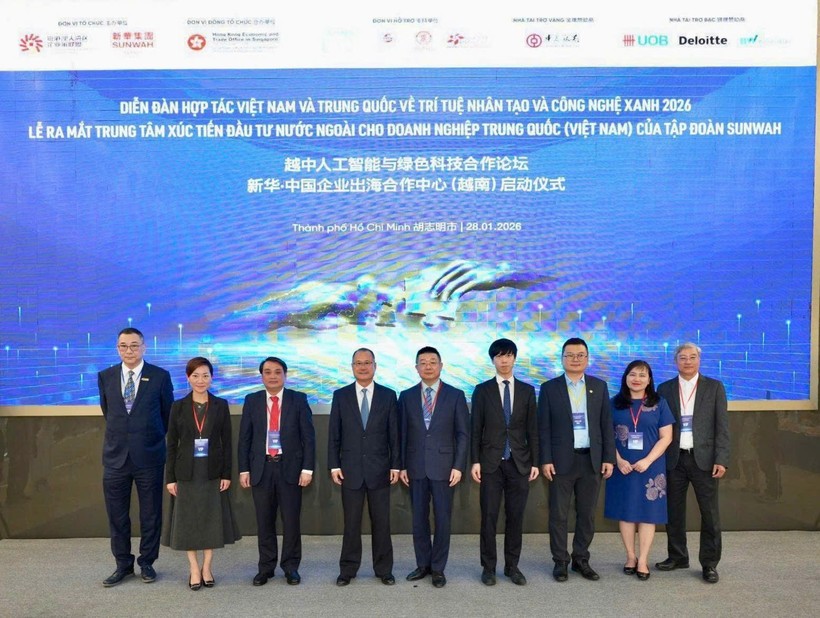 影贵宾在舞台上合影。新华集团供图