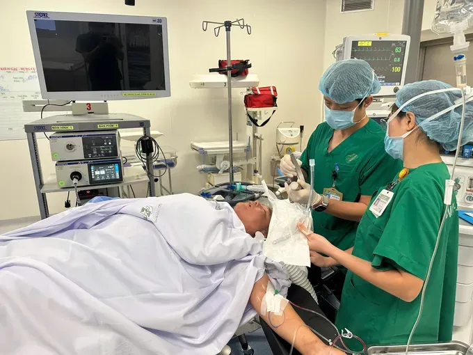 医生为病人施手术。