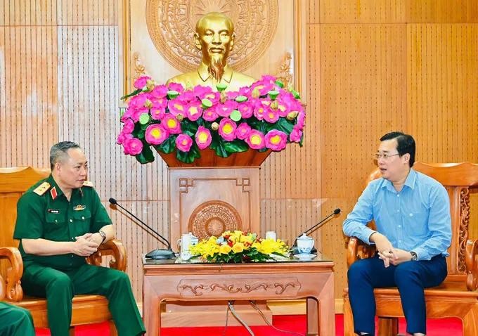 黎国峰常务副书记与陈功政中将亲切交谈。