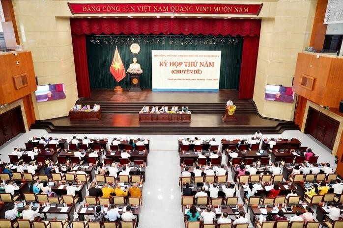 胡志明市人民议会发出通报召集市人民议会代表出席第八次会议。示意图