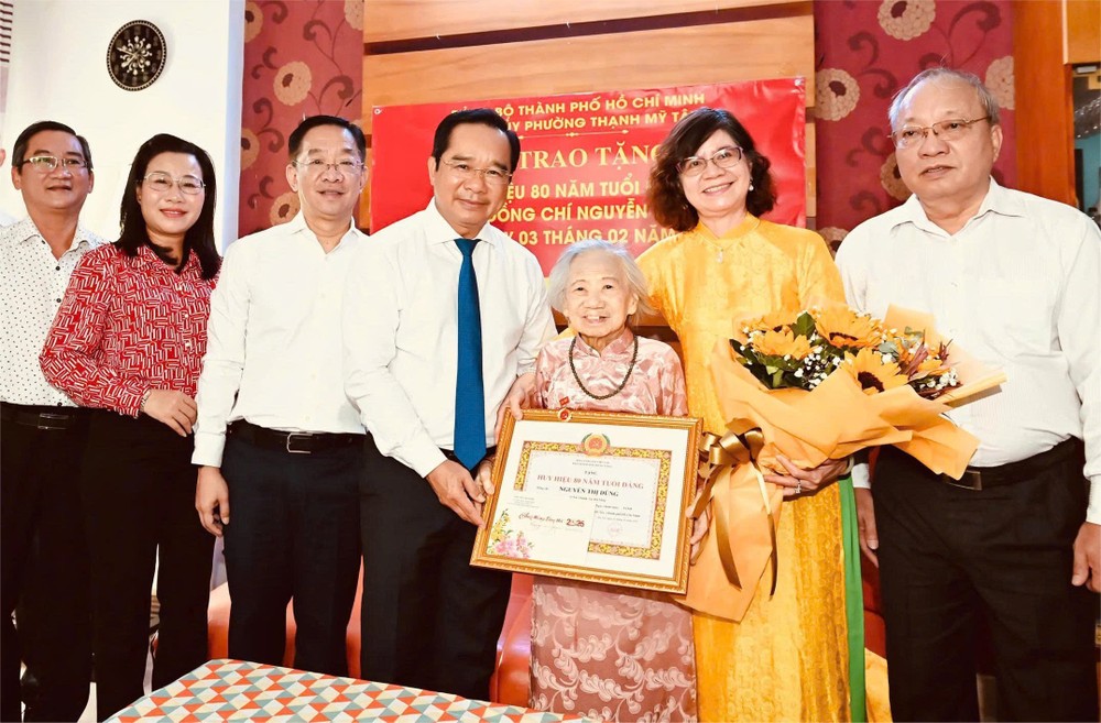 胡志明市与盛美西坊领导对阮氏勇大娘获颁80年党龄纪念章表示祝贺。